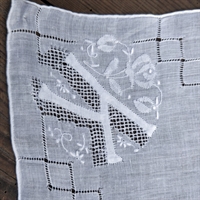broderet hvidt gammelt lommetørklæde monogram K vintage tekstil